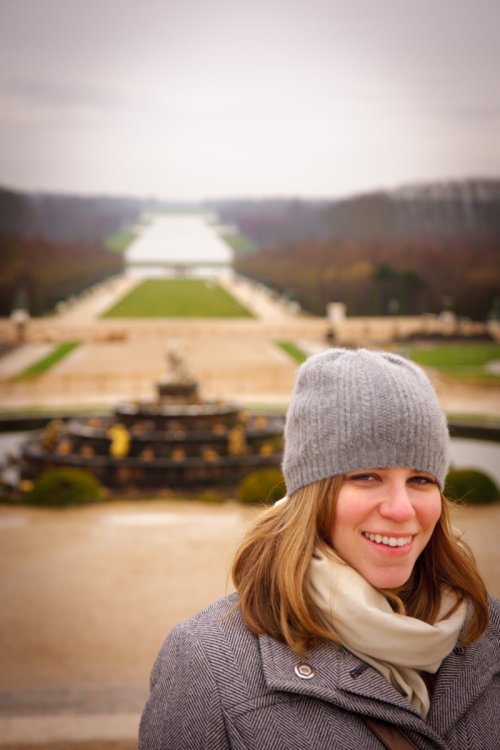 Julia in front of the fountains of Versailles